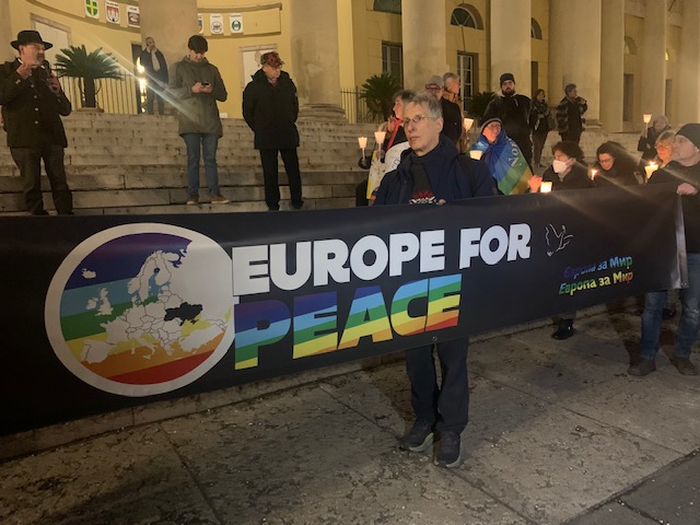Europe for Peace. Fiaccolata in centro contro la guerra dei pacifisti veronesi. Con Mao Valpiana il sindaco e tre pacifiste provenienti da Ucraina, Russia e Bielorussia 1 IMG 3662