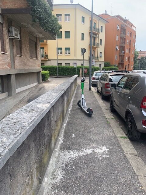 Monopattino selvaggio mentre il Comune sta a guardare