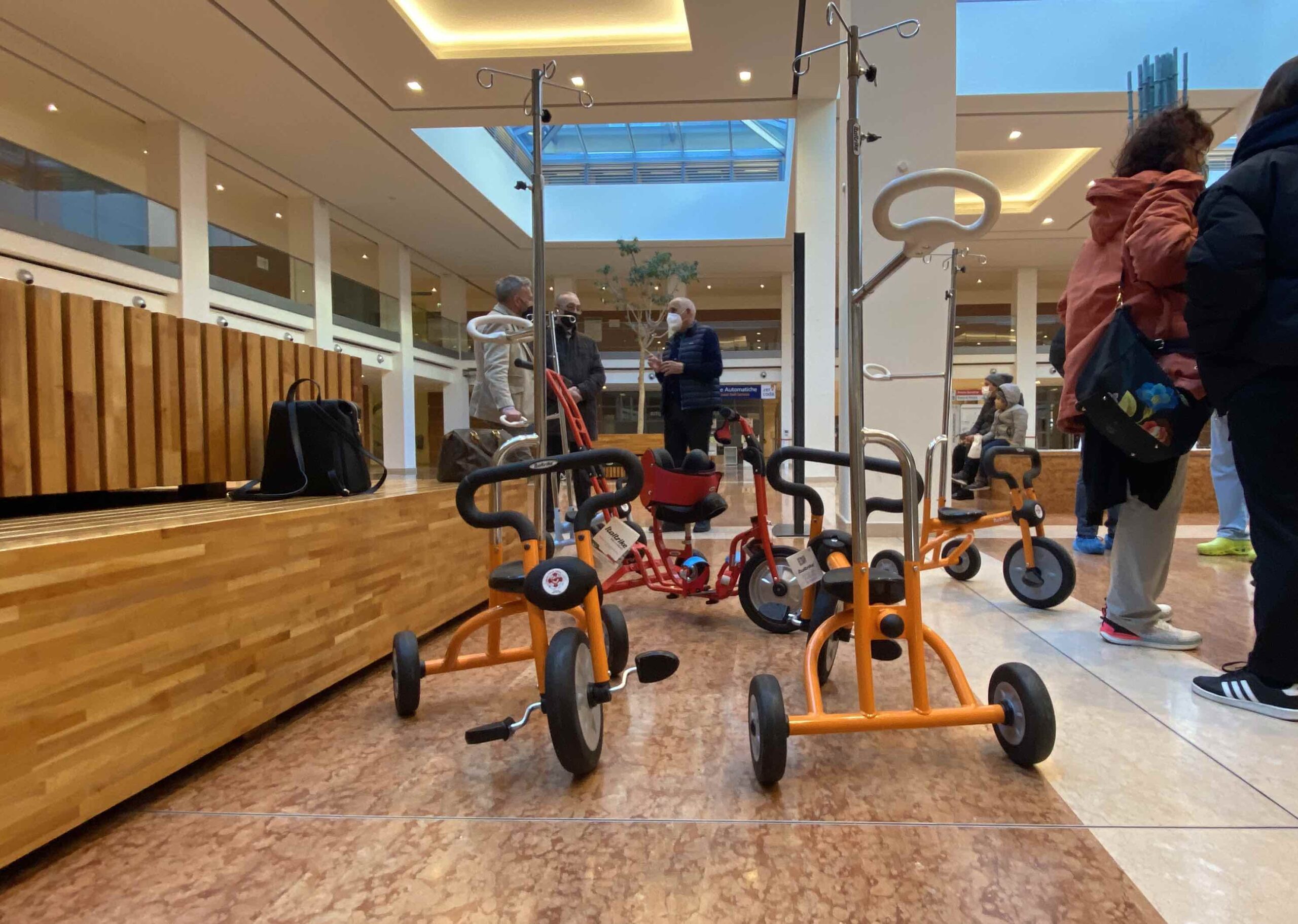 Erika Stefani, ministro per le disabilità, all’Ospedale di Borgo Trento per regalare ai piccoli pazienti dei tricicli. 1 IMG 4841 1 scaled