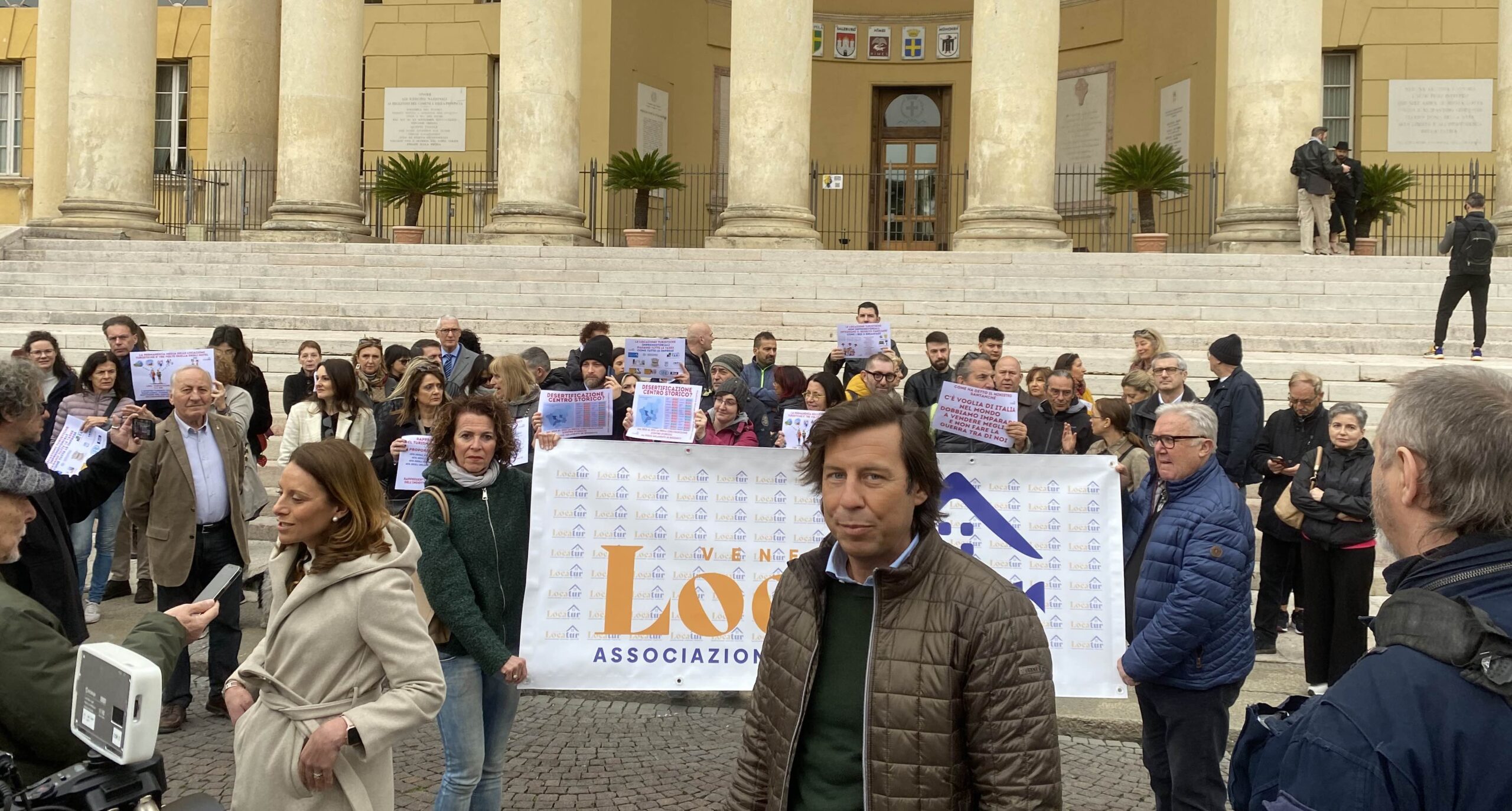 Sit-in davanti al municipio dei locatori turistici: siamo in regola, paghiamo le tasse e non siamo concorrenti degli alberghi