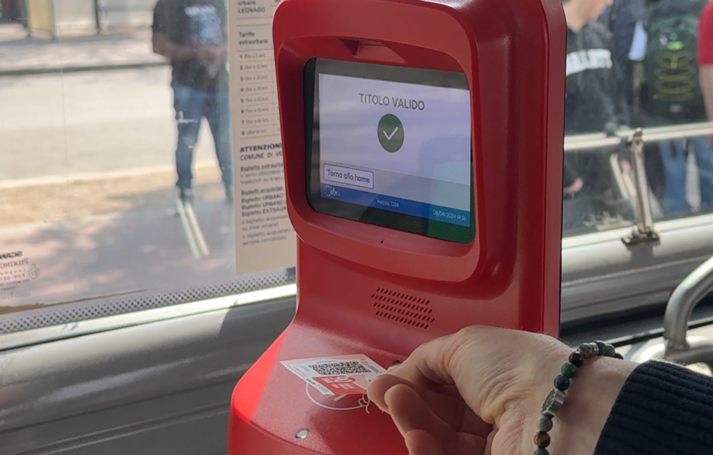 Atv. Da oggi il nuovo sistema di validazione e pagamento dei biglietti sui bus 2 IMG 5185