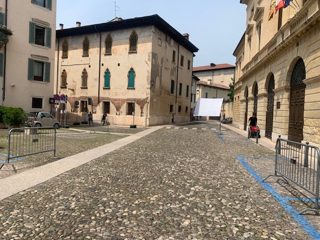 Girano un film al Duomo. I residenti non sanno dove mettere l’auto