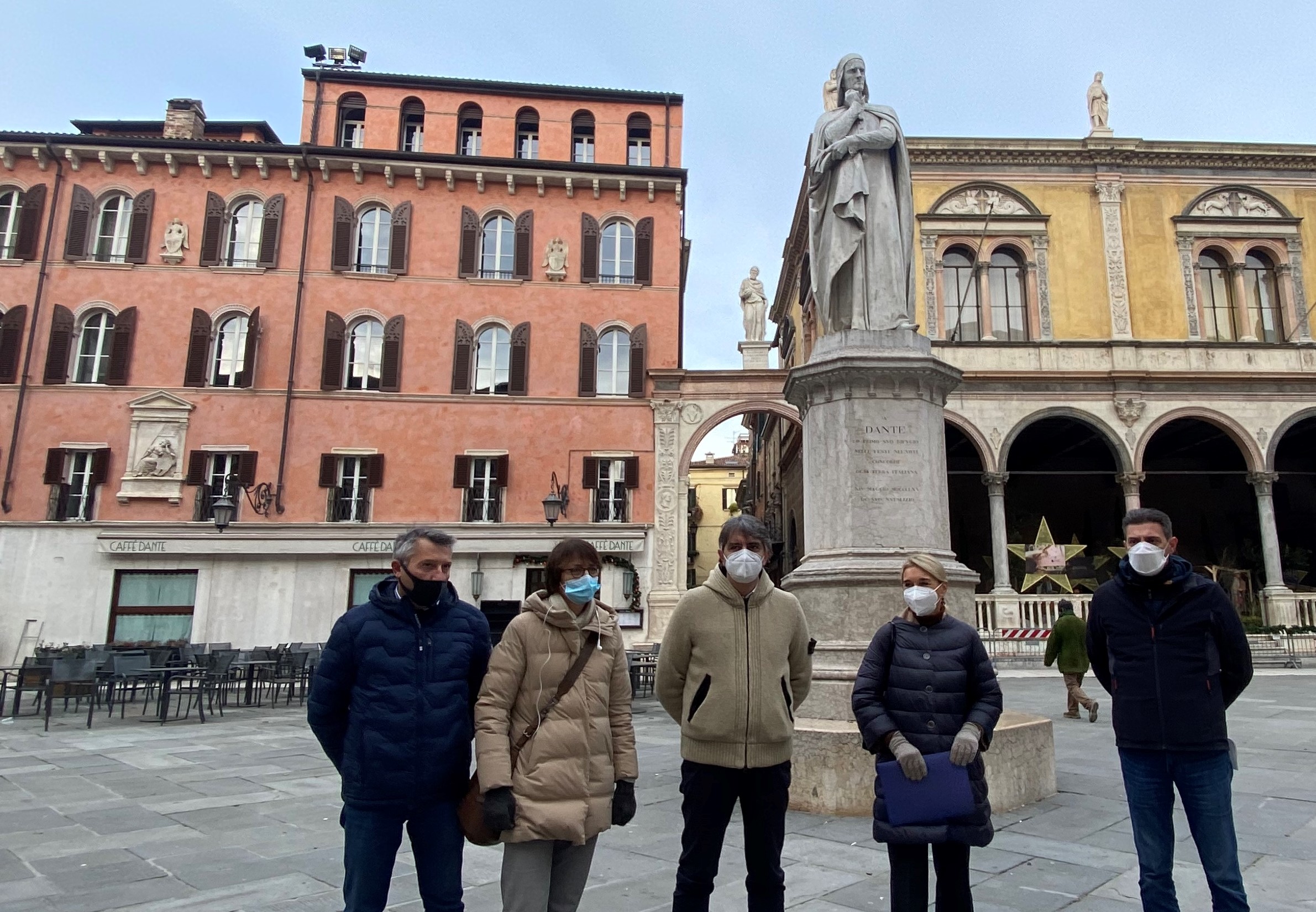 Statua di Dante, parte il restauro del simbolo dell’italianità scaligera