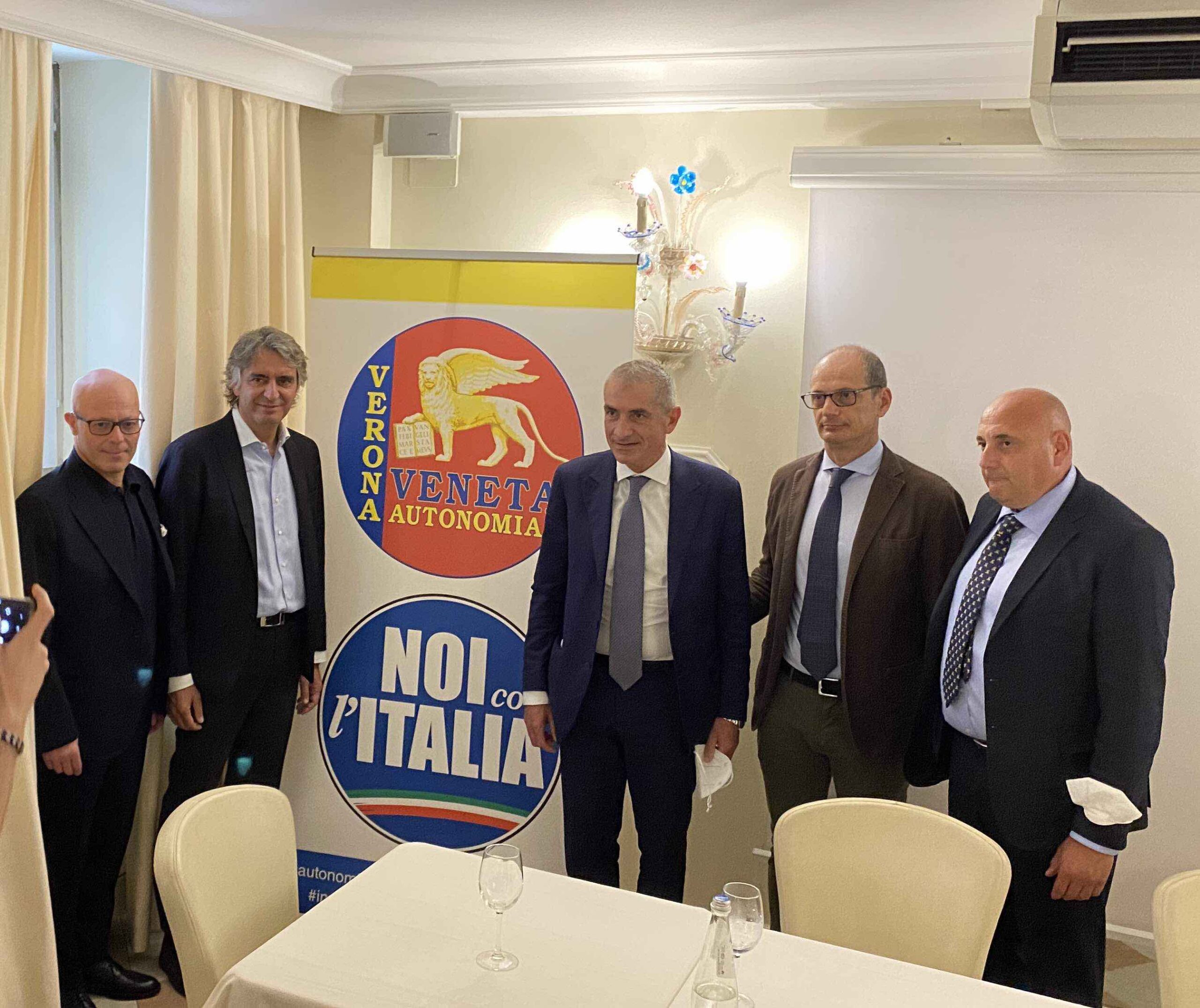 Il sottosegretario Costa conferma l’appoggio di Noi con l’Italia a Sboarina. Con lui Alberto Giorgetti 1 IMG 7503 scaled