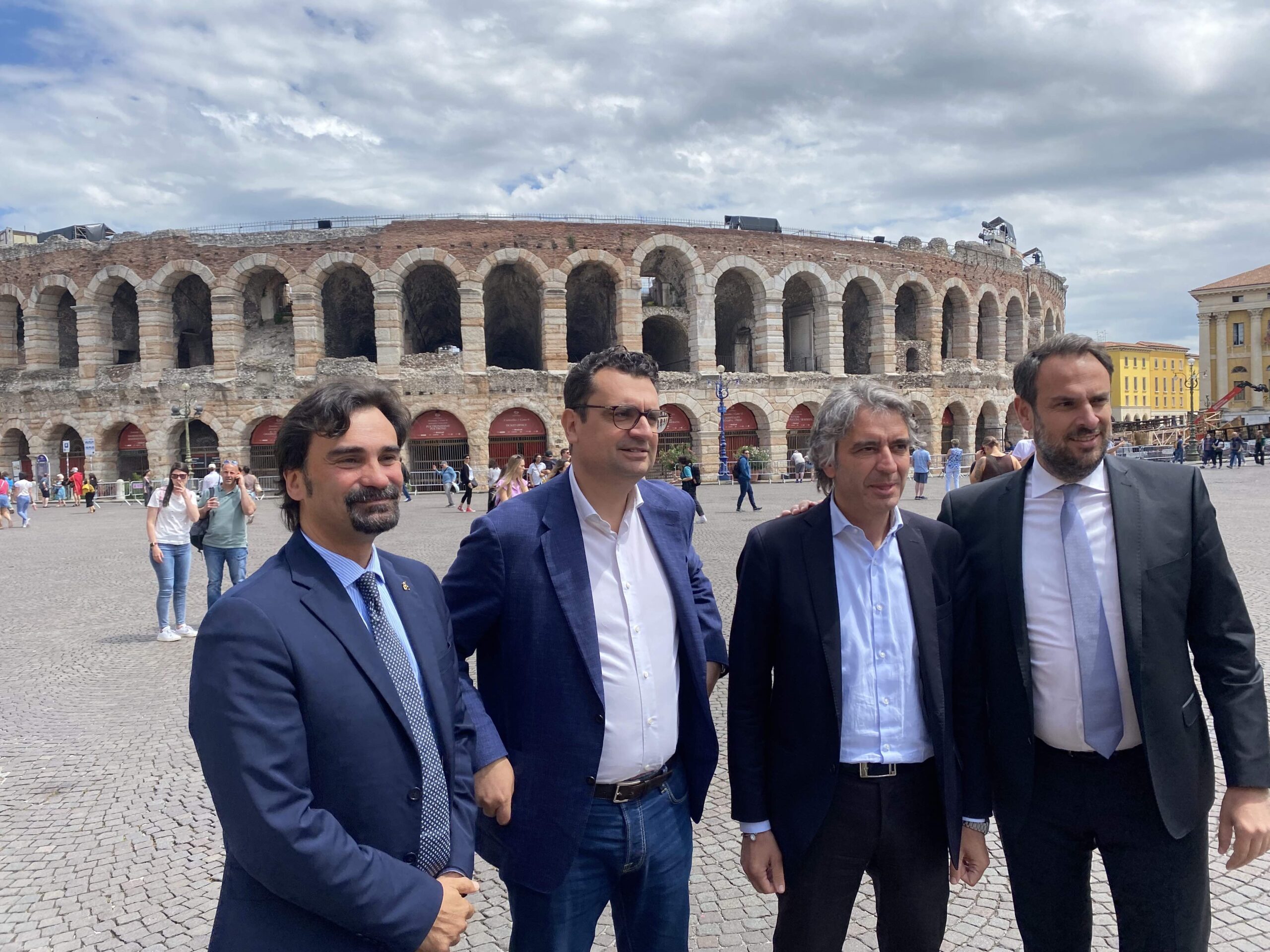 Sboarina incassa anche l’appoggio dei sindaci di Vicenza e di Treviso. E prospetta la città metropolitana.
