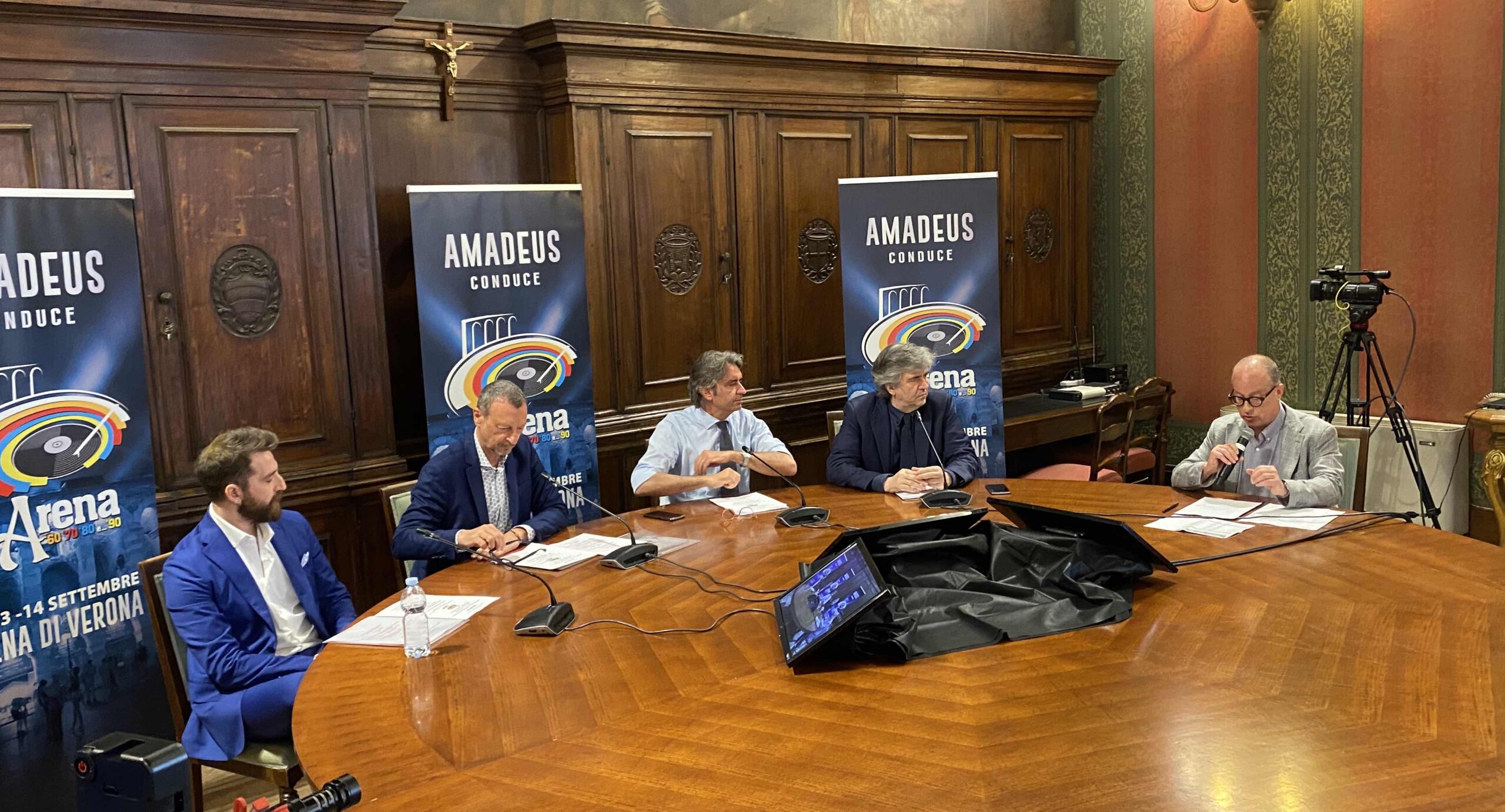 Dopo il grande successo dello scorso anno Amadeus torna in Arena con una serata in più