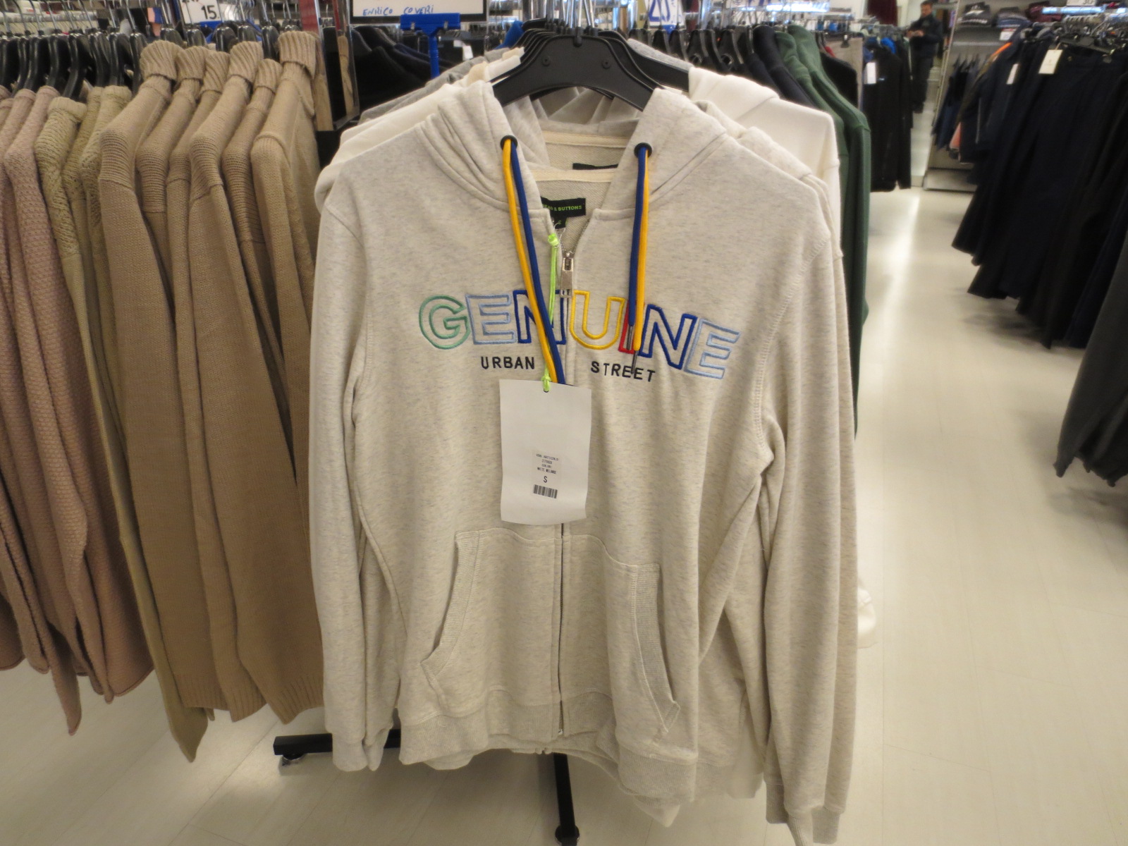 Camera di commercio: negozio di Bussolengo multato per aver messo in vendita 527 capi d’abbigliamento e calzature non in regola