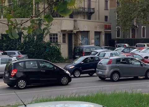 Il distributore è chiuso, da almeno vent’anni. E non c’è un progetto per recuperarlo. Passare con le ruspe, no?