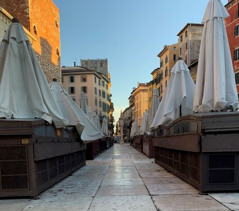 Piazza Erbe va liberata dai banchi-bare e dai falsi piassaroti made in China