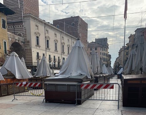 Se il commercio è ambulante deve “deambulare”, basta con lo scempio di Piazza Erbe!