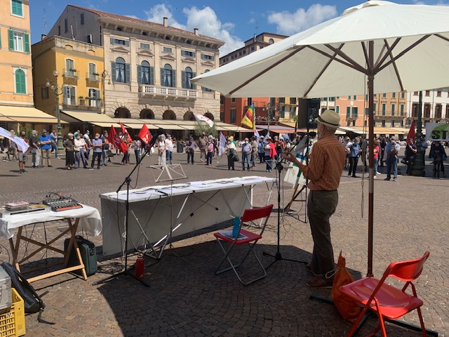 Manifestazione ecologista in piazza Bra  per la giornata “Stop pesticidi” di: Alleanzastop5G, Legambiente Veneto, Comitato di Verona Sud, Greenpeace Italia, Veneto che vogliamo, Salviamo api e agricoltura, Terra viva, MDF e altre