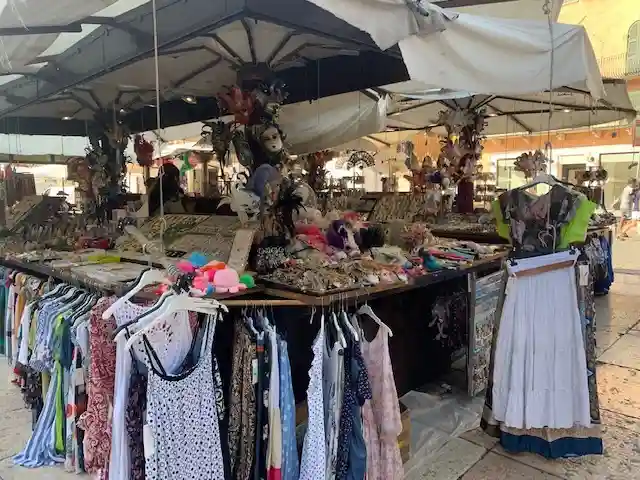 Piazza Erbe. Banchetti aperti anche nel weekend. 