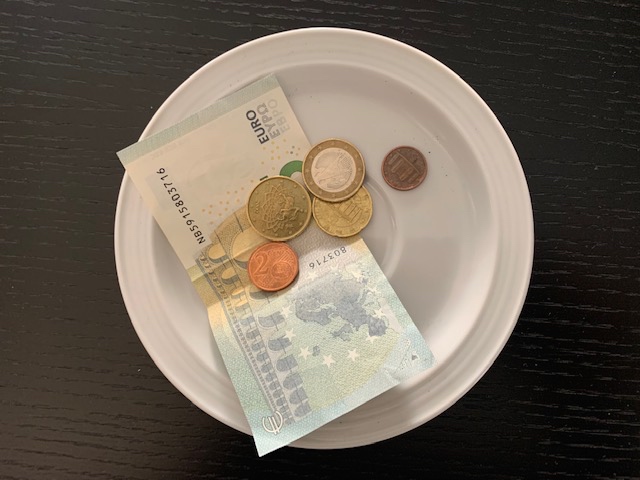 Tassare le mance. Un altro modo per mettere le mani nelle tasche di chi lavora.