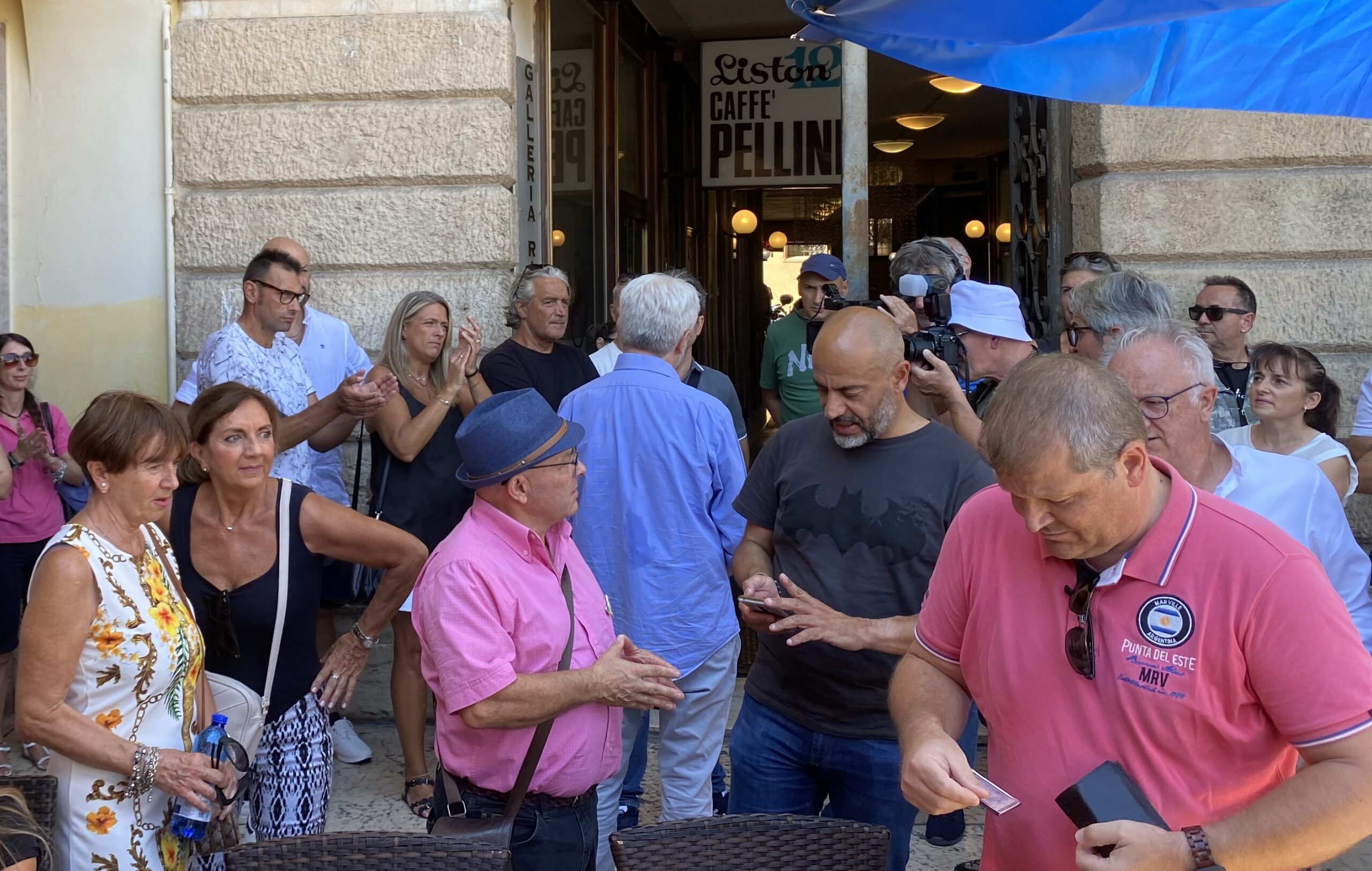 Gianluigi Paragone a Verona a caccia delle firme per poter presentarsi a Camera e Senato