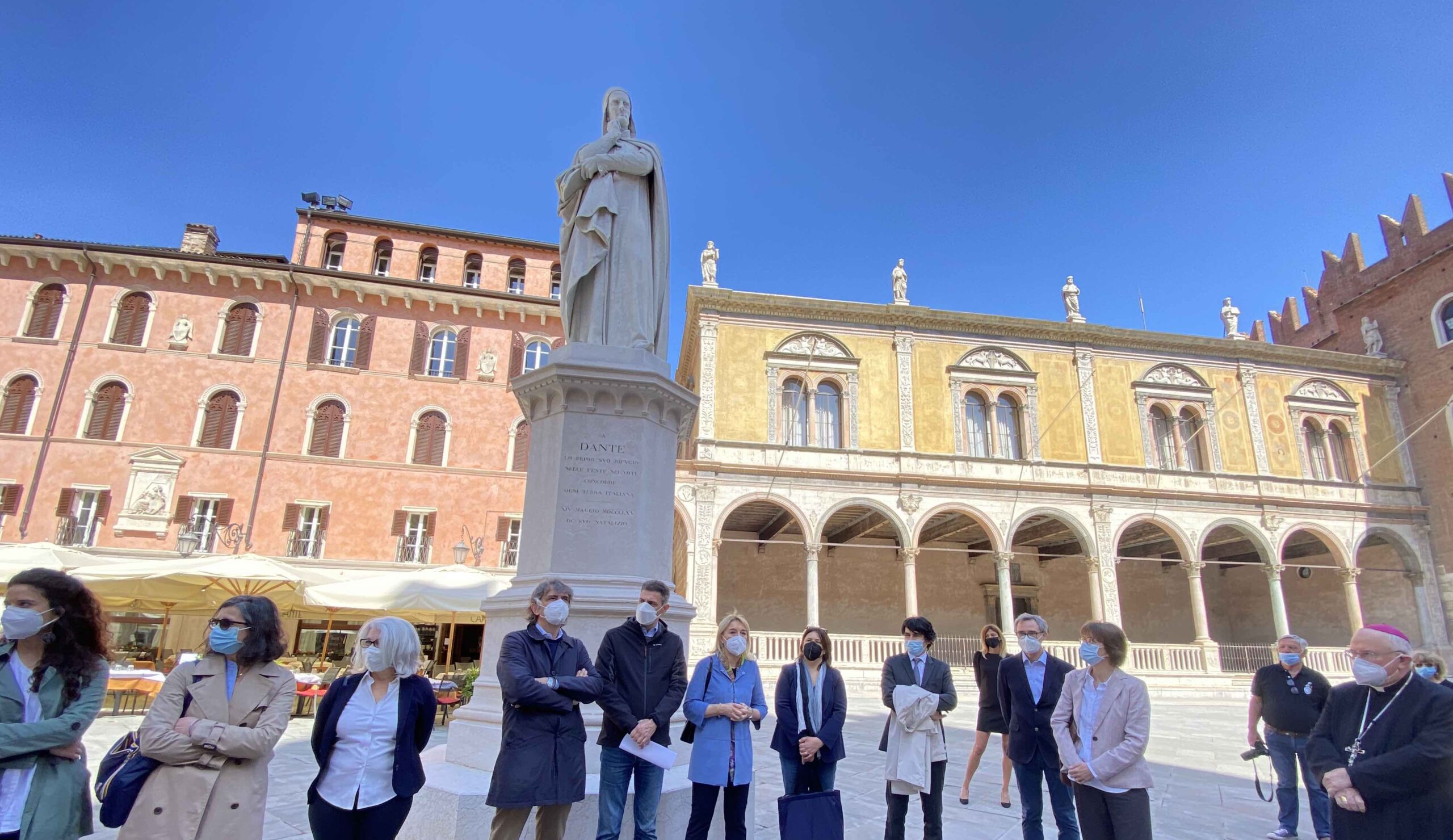 E’ tornata la statua di Dante