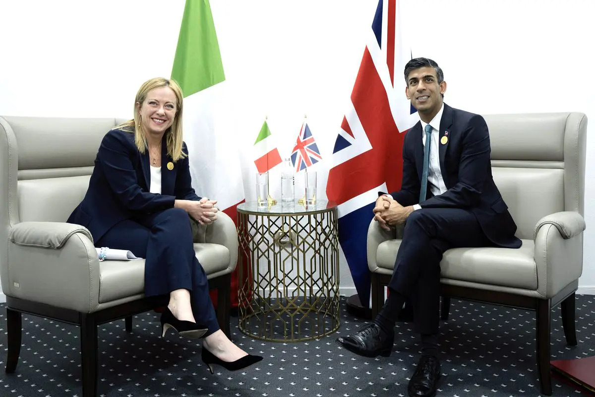Giorgia Meloni affronta a Londra il “terreno fatale” del debito. E può dire grazie a Bruxelles