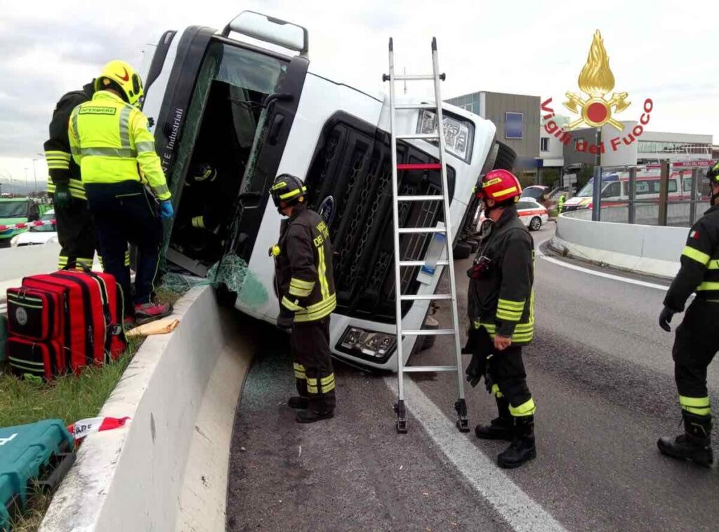 Intervento dei Vigili del Fuoco al casello di Verona sud. Un camion si ribalta sui jersey della rotonda 1 vigili del fuoco
