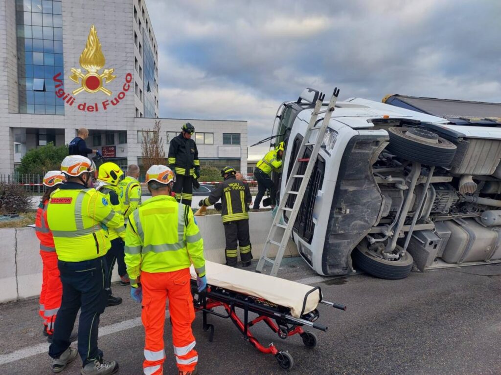 Intervento dei Vigili del Fuoco al casello di Verona sud. Un camion si ribalta sui jersey della rotonda 2 vigili del fuoco
