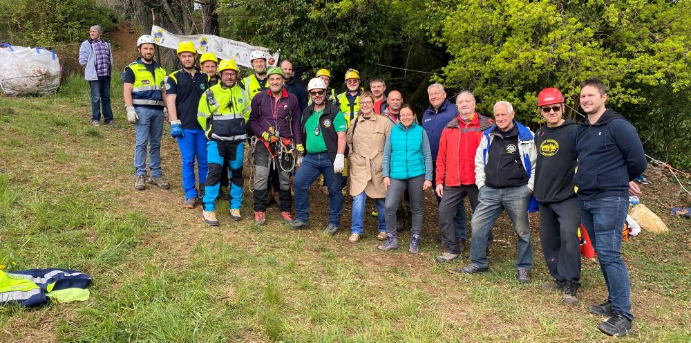 Grotta di Moruri, AMIA e volontari avviano la pulizia dopo anni di abbandoni illegali di rifiuti