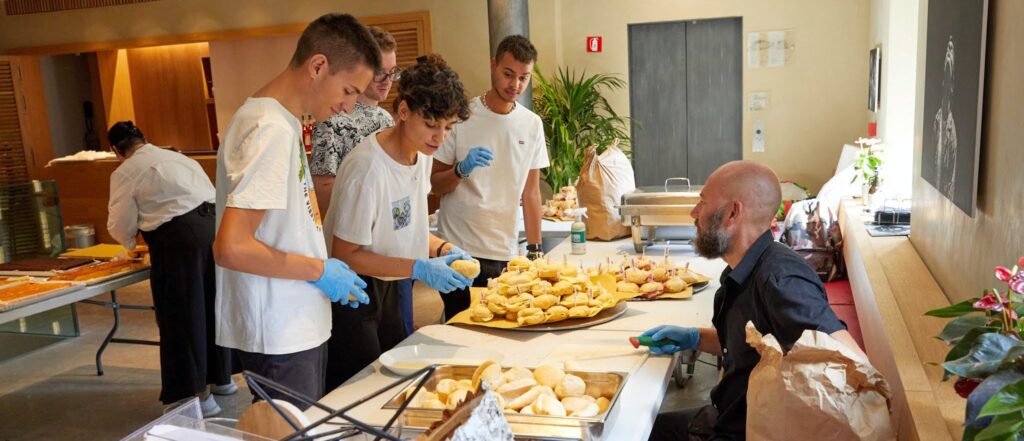 Sport e solidarietà, la Partita del Cuore di ARAG e AIAS. Dopo la tutela legale gratuita, in 200 felici "nel pallone" 1 Sport, cucina e solidarietà: Al Teatro Ristori e alla Partita del Cuore il rinfresco è stato curato dal ristorante Mangiabottoni di AIAS