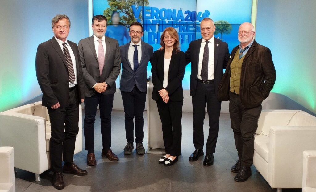 Gli intervenuti alla puntata conclusiva: da sinistra Carlo Trestini (Ance), Raffaele Boscaini (Confindustria), il conduttore Giovanni Salvatori, la vicesindaca Barbara Bissoli, il presidente della Provincia Flavio Pasini e il direttore del Cresme Lorenzo Bellicini