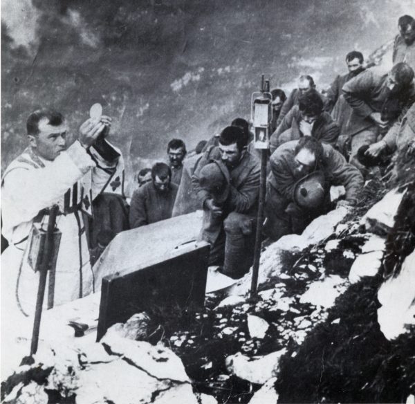 La Croce resta sulle nostre montagne. Perchè sta lì proprio a difendere la libertà di religione di tutti 1 MessaCarnia 1916 fronte 600x584 1