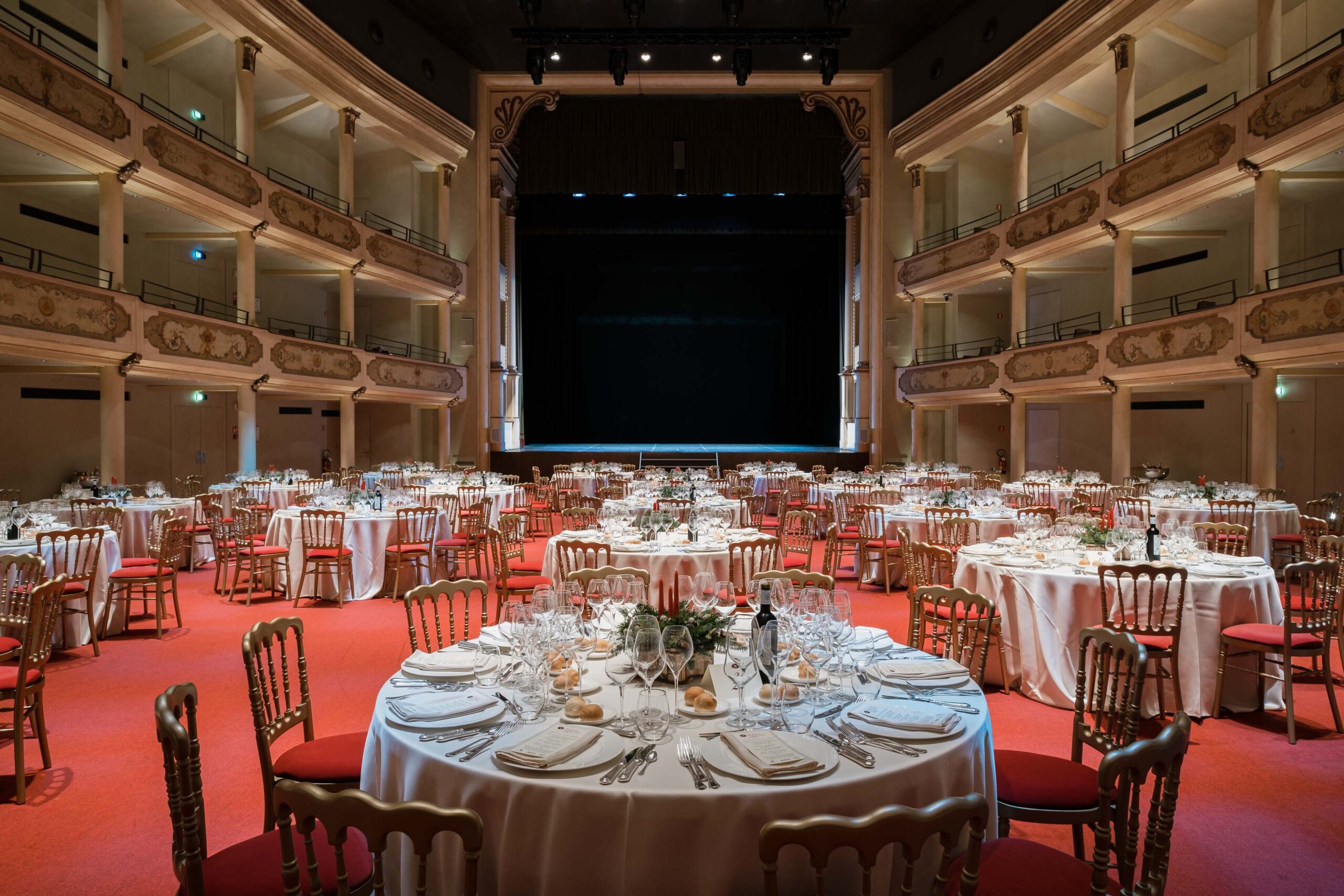 Via le poltrone rosse, arrivano tavoli eleganti: a dicembre le cene spettacolo del Teatro Ristori