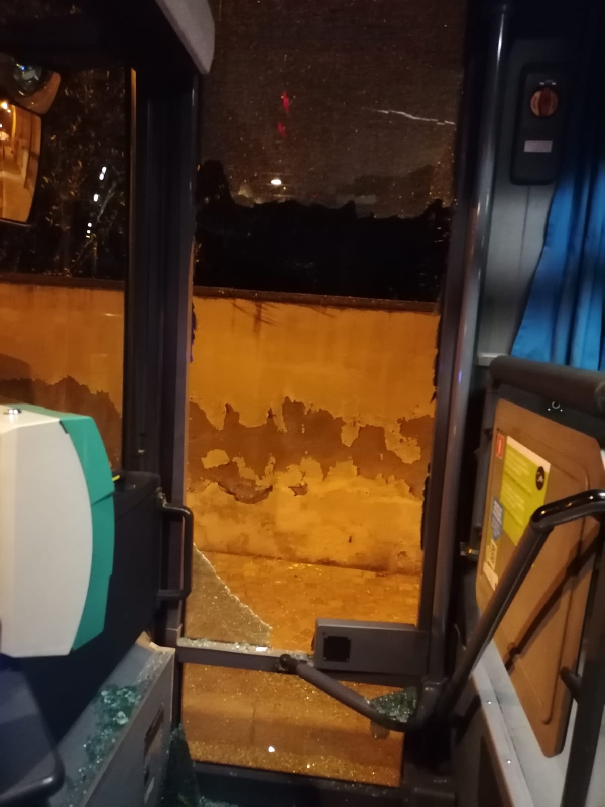 Ancora teppismo su bus Atv. Maghrebino sfonda il finestrino 
