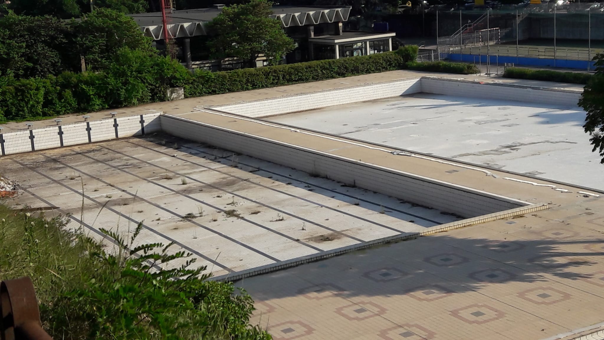 Piscine Lido. Abbandono e degrado in quello che era un fiore all’occhiello di Verona
