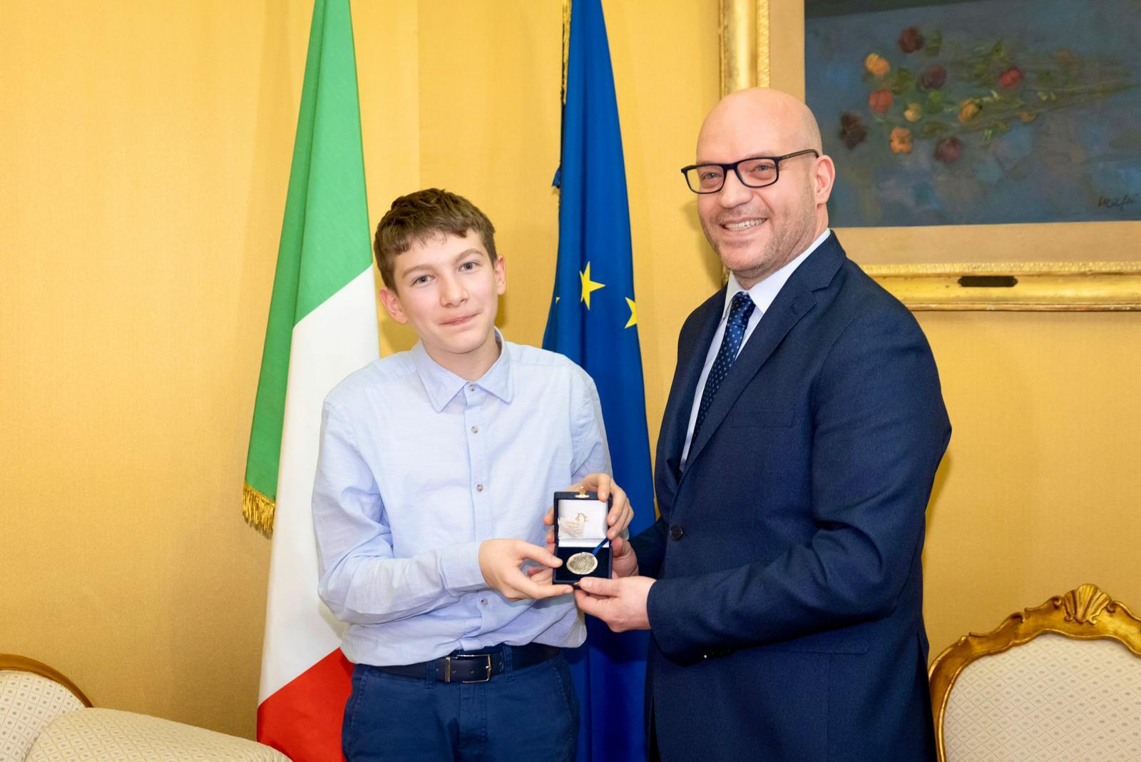 L’Eroe di Colognola ai Colli: Matteo Ridolfi riceve un Premio da Fontana per il suo coraggio Straordinario
