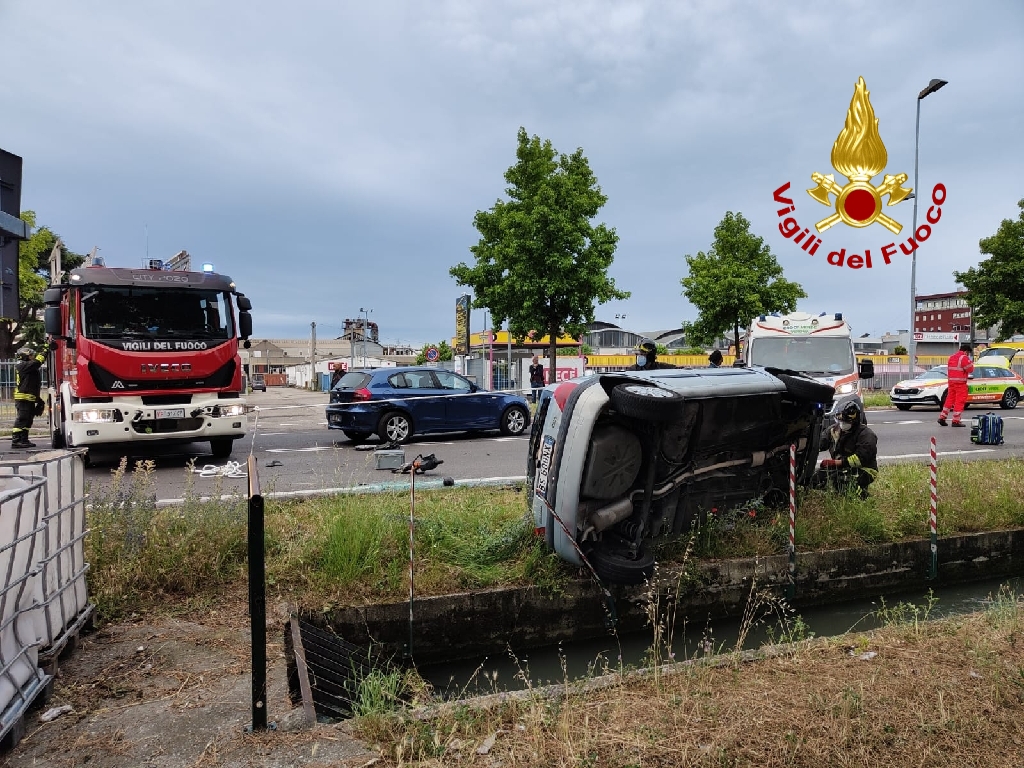 San Giovanni Lupatoto, scontro tra due vetture, 3 persone ricoverate in ospedale 2 Photo 1653813951675 2