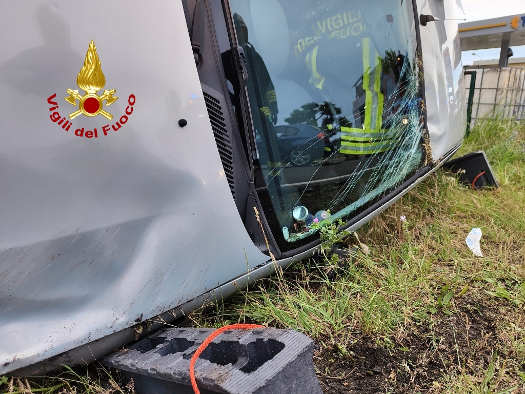 San Giovanni Lupatoto, scontro tra due vetture, 3 persone ricoverate in ospedale 1 Photo 1653813952476 2