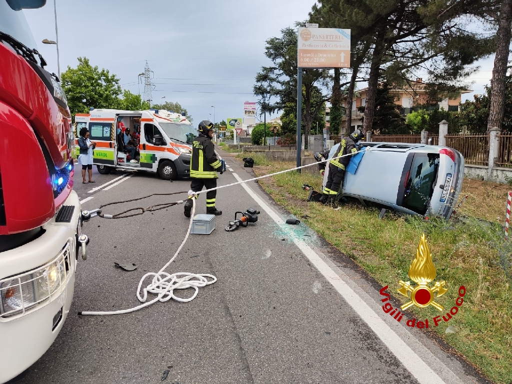 San Giovanni Lupatoto, scontro tra due vetture, 3 persone ricoverate in ospedale