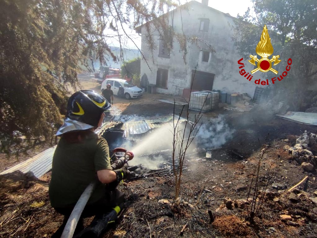 Sant’Ambrogio di Valpolicella: vanno a fuoco un’auto, una roulotte e un vigneto