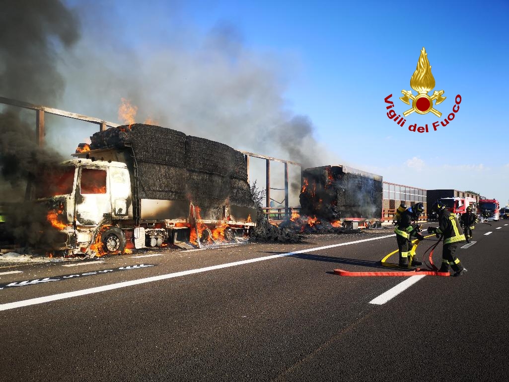 AutoBrennero bloccata ieri a Nogarole Rocca per l'incendio di un autotreno carico di fieno 1 Photo 1659387742157
