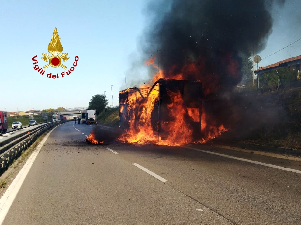 Vigili del fuoco, intervento sulla Transpolesana per un Tir in fiamme
