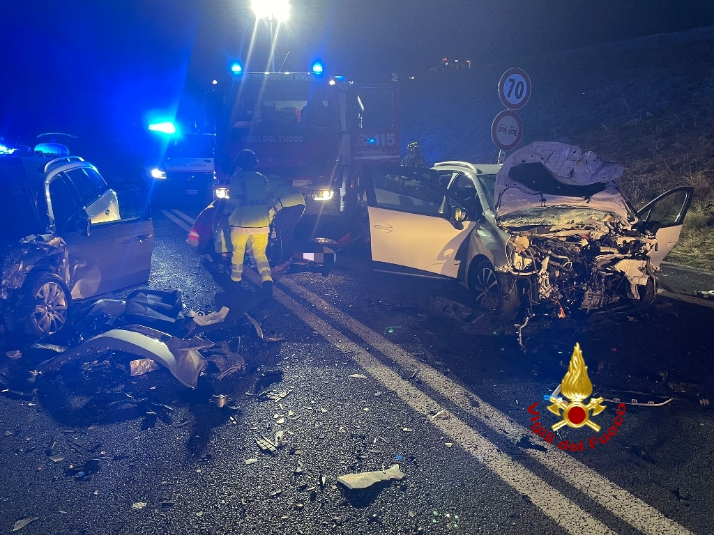 Villafranca: Incidente tra due vetture, 2 persone estratte dalle lamiere dai pompieri. 1 Photo 1666295271708