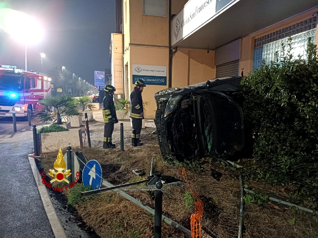 Incidente questa mattina in via Unità d’Italia: si ribalta un’auto, conducente all’ospedale