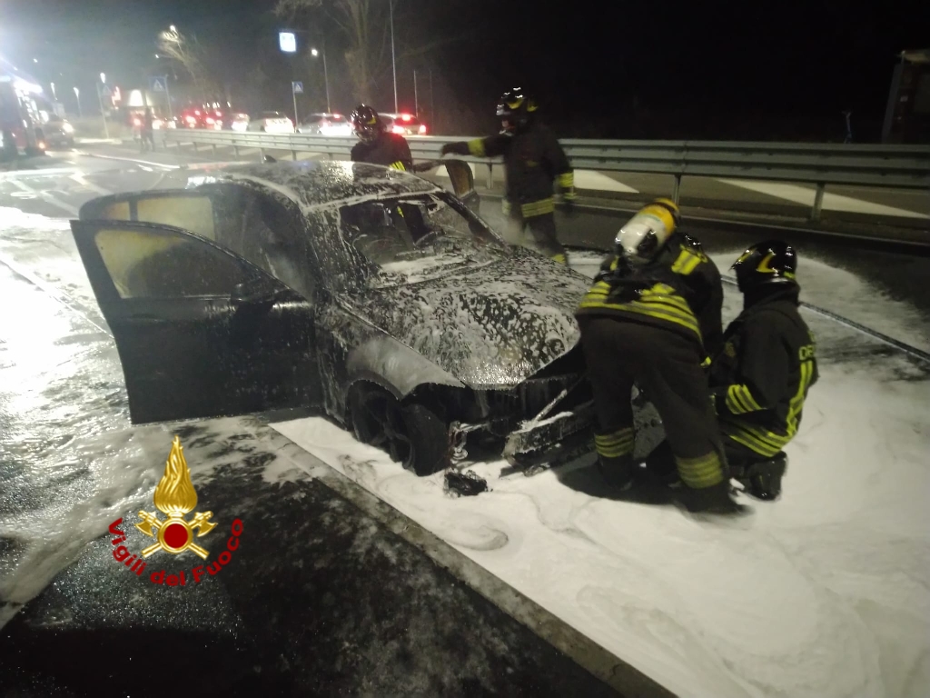 Vigili del fuoco, intervento nella serata di ieri in via Fincato per un'auto in fiamme 1 Photo 1675584140875