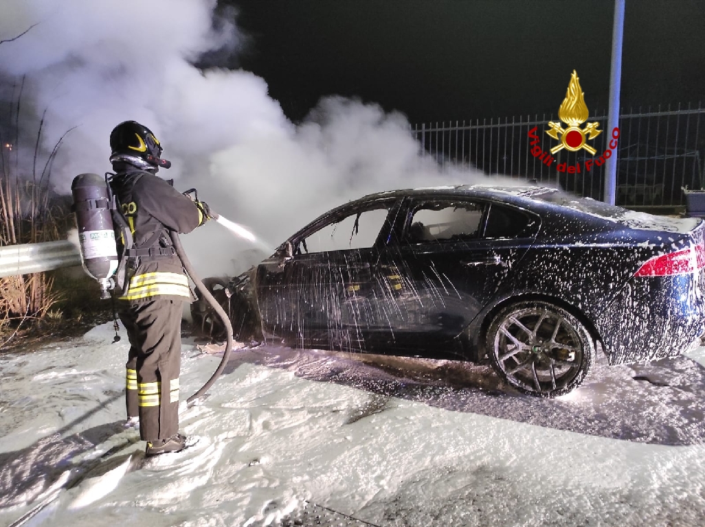 San Bonifacio. Intervento dei vigili del fuoco per un auto in fiamme