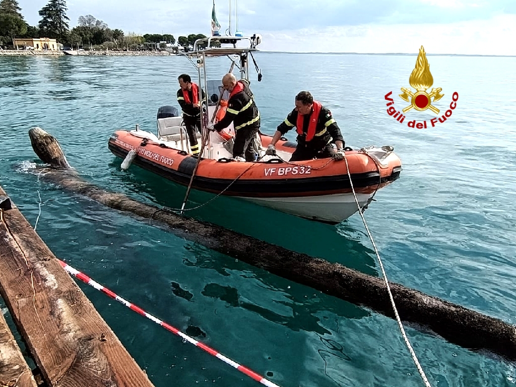 Bardolino, traghetto Navigarda sbatte contro la banchina: tre feriti lievi fra i passeggeri