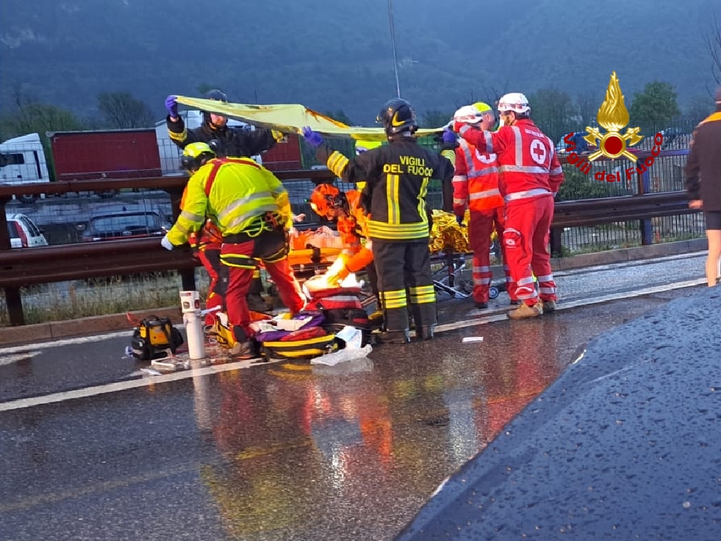 Vettura tampona camion sull’AutoBrennero: un ferito grave messo in sicurezza dai Vigili del fuoco