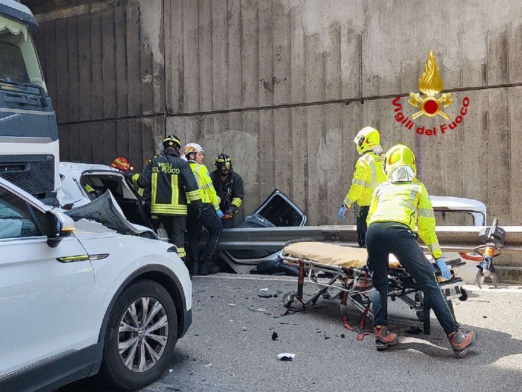 Sottopasso di viale Piave, camion in contromano causa incidente: due i feriti 1 Photo 1682686423388 1