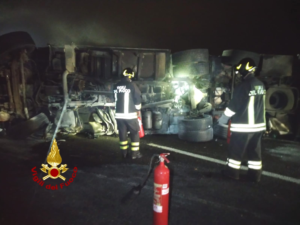 Si ribalta nella notte un camion carico di vitelli, Autostrada chiusa fra Verona Est e Sud sino a questa mattina 1 Photo 1683958966057