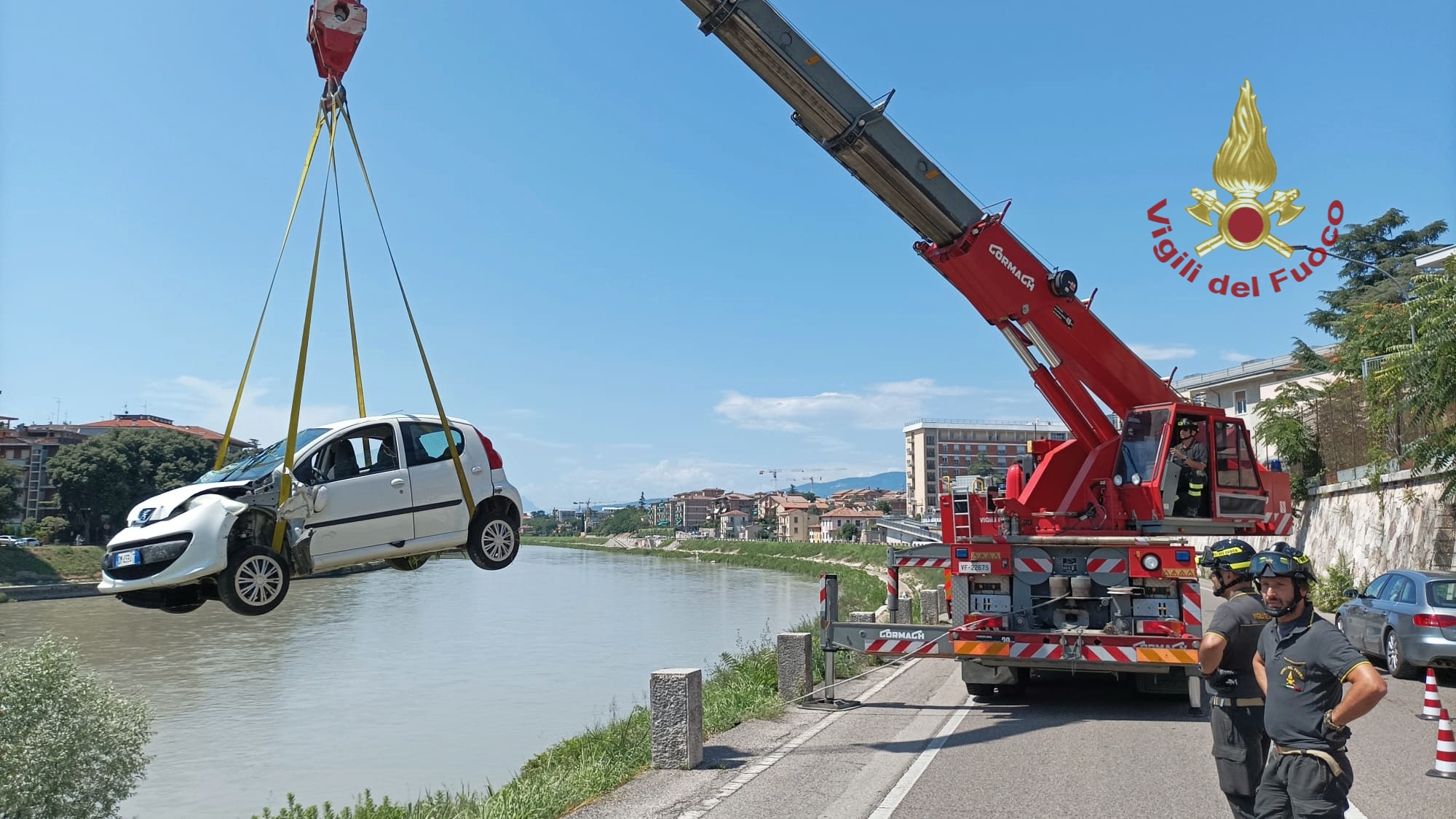 Lungadige Attiraglio, auto rotola giù dall’argine davanti al Pronto Soccorso