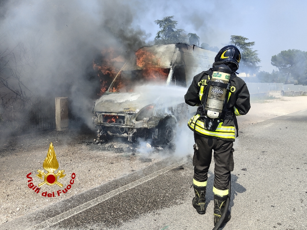 Vigili del fuoco, interventi su due auto in fiamme nel pomeriggio di ieri