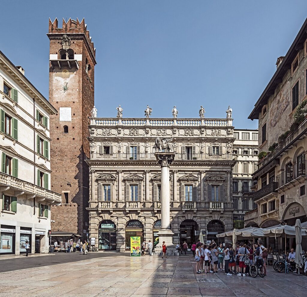 Che bella piazza Erbe sgombra dai banchetti! 1 Piazza delle Erbe Palazzo Maffei Verona 1