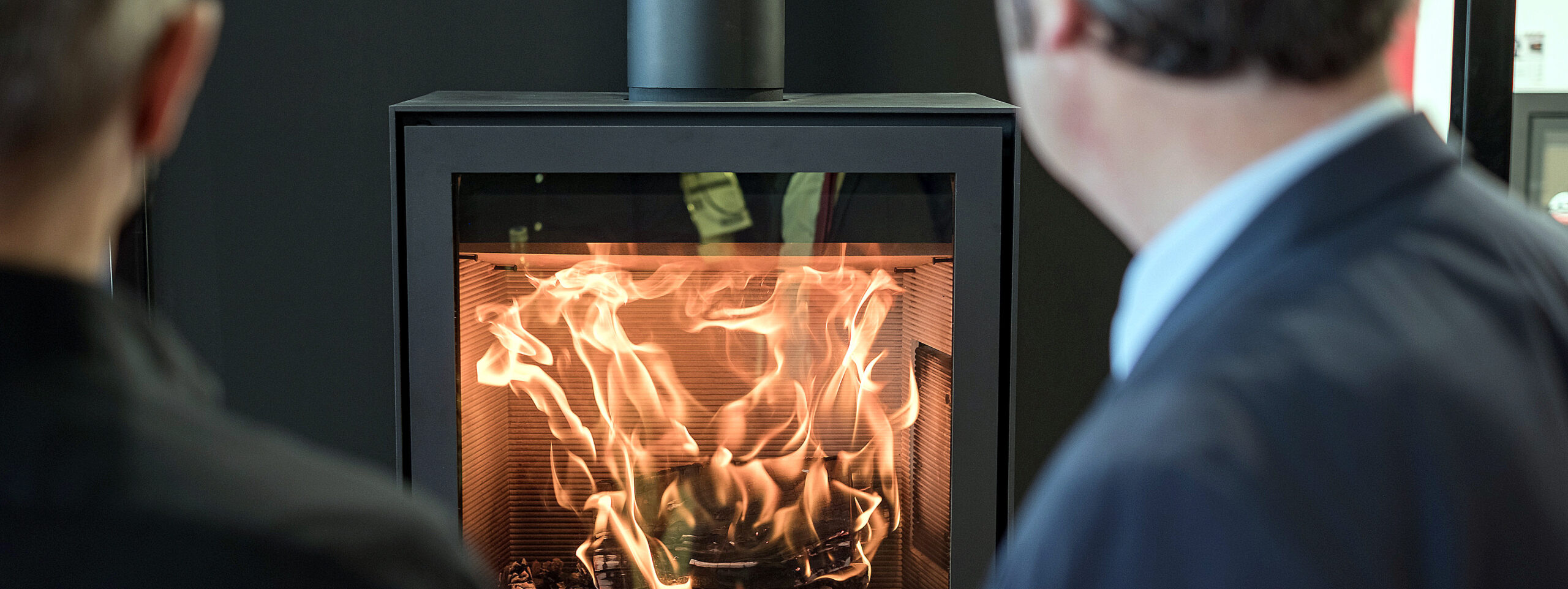 Crisi energetica e sostenibilità rilanciano le stufe a pellet: a Progetto Fuoco convegno su un futuro efficiente e smart