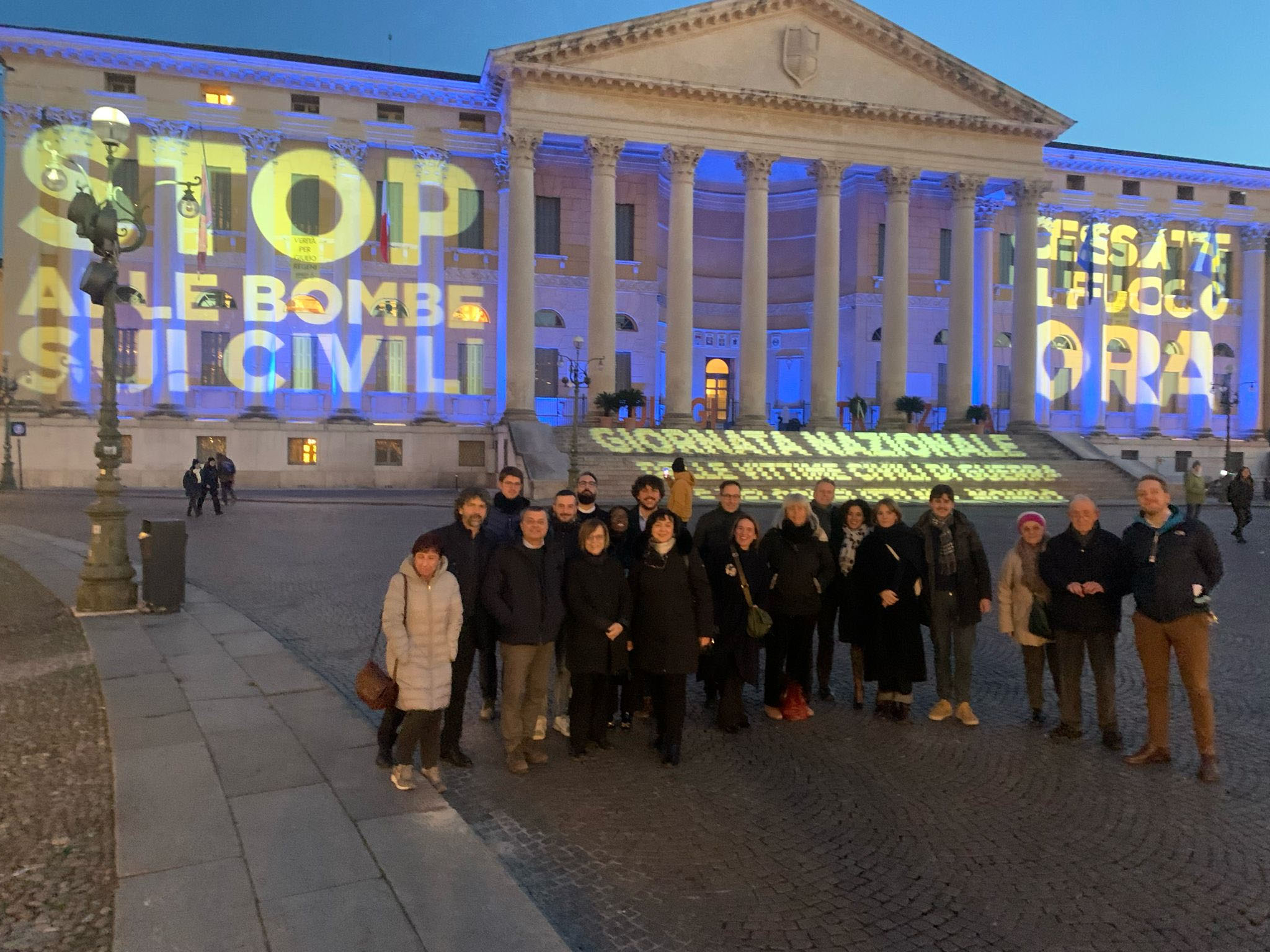 Il Municipio di Verona illuminato di blu. Basta bombe sui civili