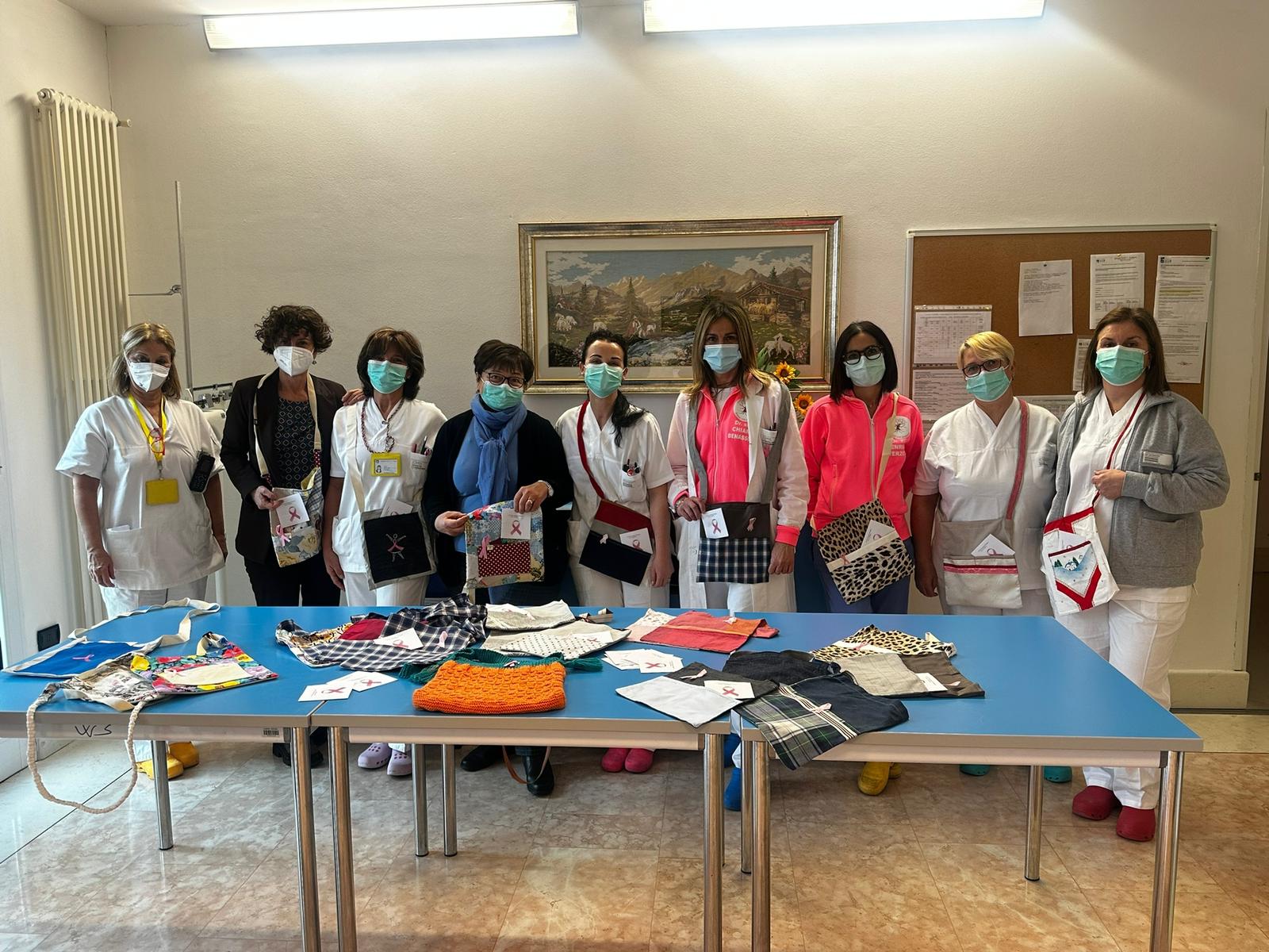 Chirurgia Senologia di San Bonifacio, borsette porta drenaggi alle pazienti in uscita. Così è nata una bellissima tradizione